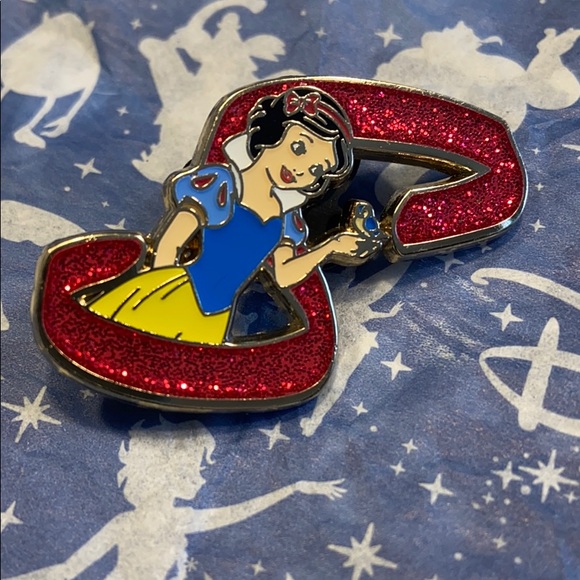 Disney Snow White Pin 📍 glittery Mystery pin - Picture 1 of 3